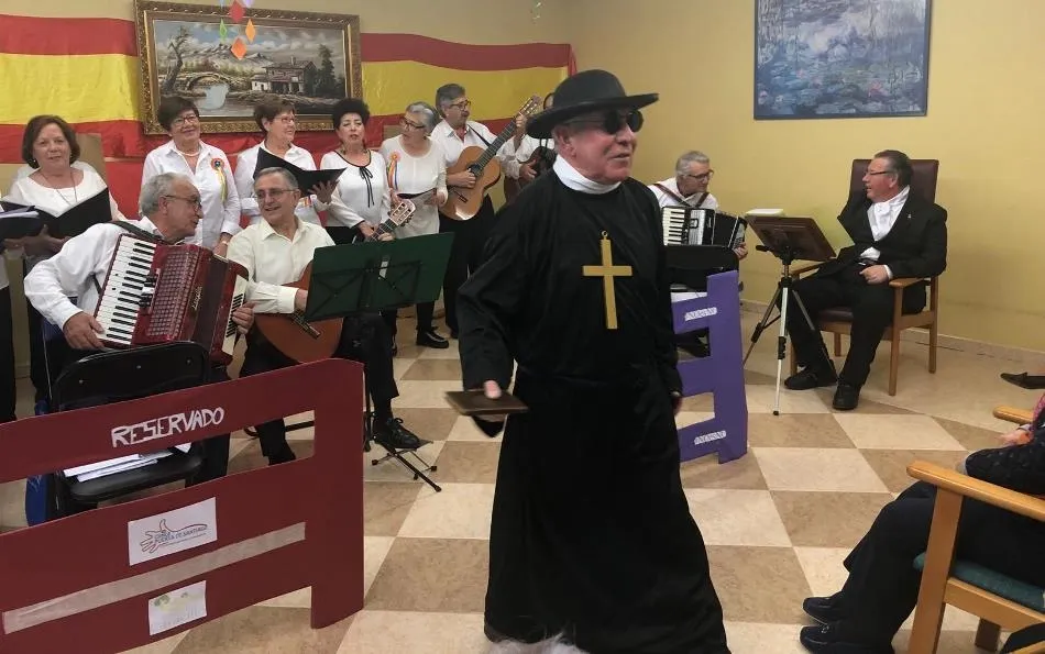 Foto 3 - La Residencia Caracillo recibe a la Rondalla de Mayores Aires del &Aacute;gueda  