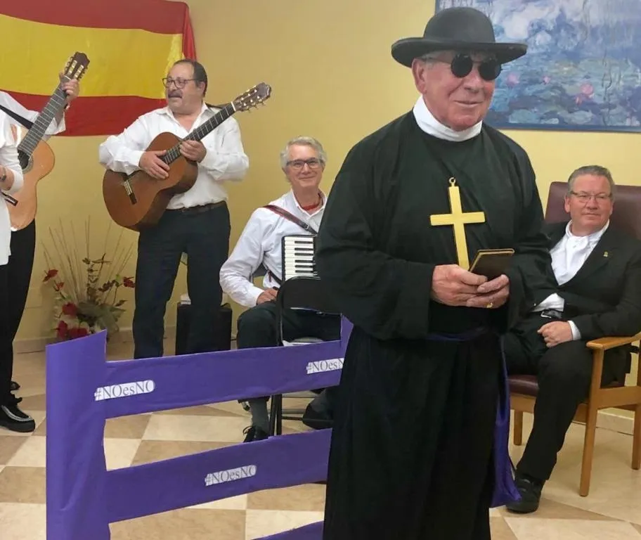 Foto 2 - La Residencia Caracillo recibe a la Rondalla de Mayores Aires del &Aacute;gueda  