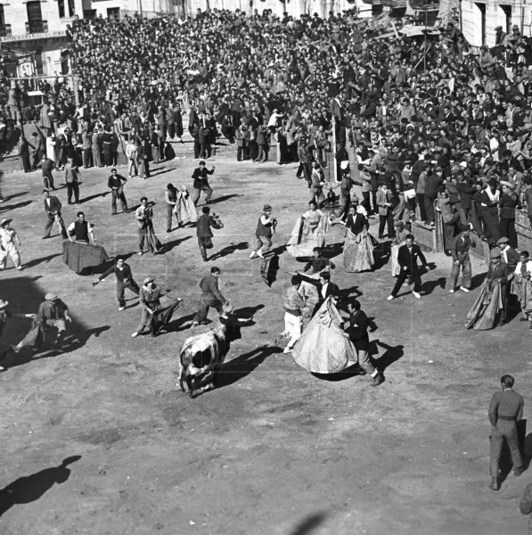 Foto 2 - La Agencia EFE rescata de su archivo varias fotos del Carnaval del Toro de hace 70 a&ntilde;os  