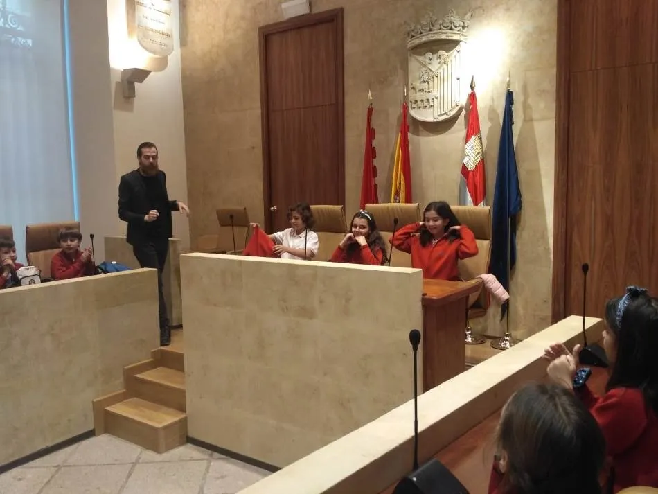 Foto 10 - Estudiantes del colegio Trinitarios disfrutan una interesante visita al Ayuntamiento