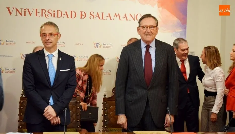 El rector de la Universidad de Salamanca, Ricardo Rivero, y el presidente de Santander Universidades, Matías Rodríguez Inciarte, informaron en Salamanca sobre este convenio. Foto de Eva Fernández