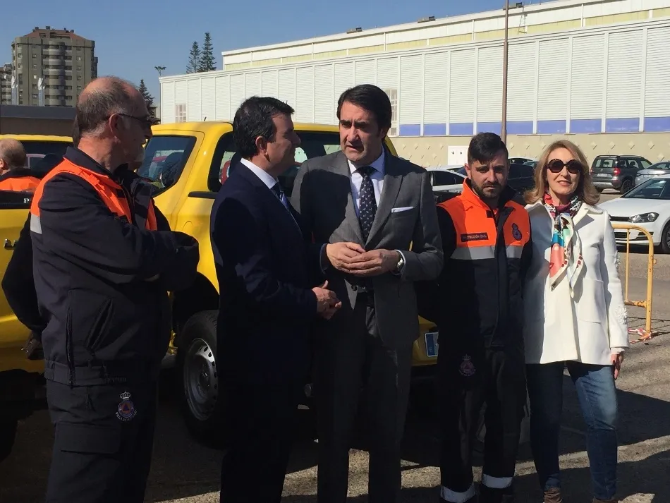 Foto 2 - La Junta entrega dos veh&iacute;culos a Protecci&oacute;n Civil de Vitigudino y Carbajosa de la Sagrada