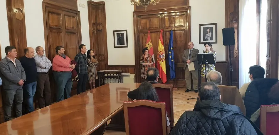 Foto 3 - La subdelegada del Gobierno entrega diplomas a siete radioaficionados REMER