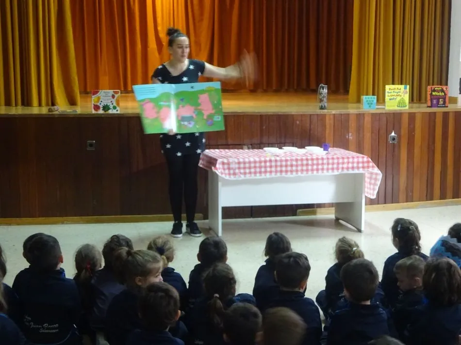 Foto 3 - &lsquo;Cuentos teatralizados en ingl&eacute;s&rsquo; para los alumnos del Colegio San Juan Bosco  