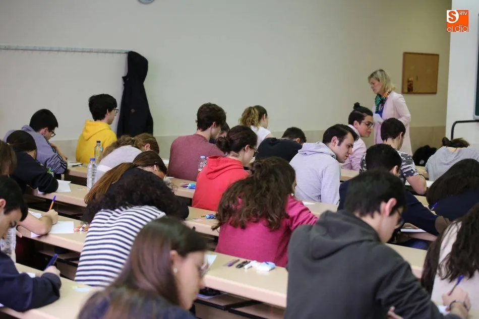 La escolarización en nuestro país es prácticamente plena desde los tres años (96,3%) hasta los 16 (96%), descendiendo de forma progresiva a partir de esa edad