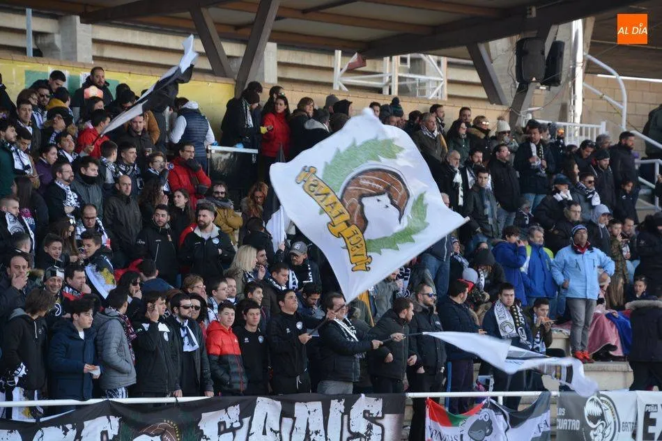 Afición de Unionistas animando durante un partido / Lydia González