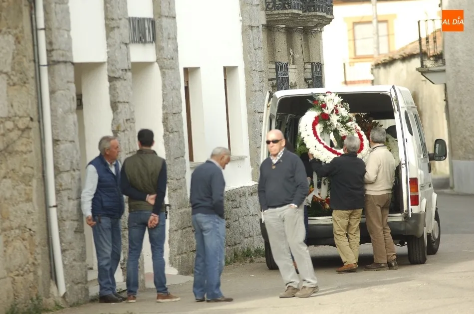 Llegada de varias coronas al Ayuntamiento de Casillas | Fotos Adrián Martín