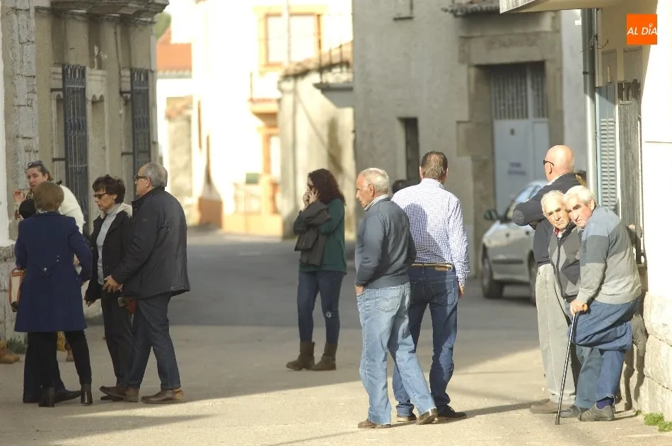 Foto 6 - Banderas a media asta en Casillas, donde empiezan a llegar las muestras de cari&ntilde;o  