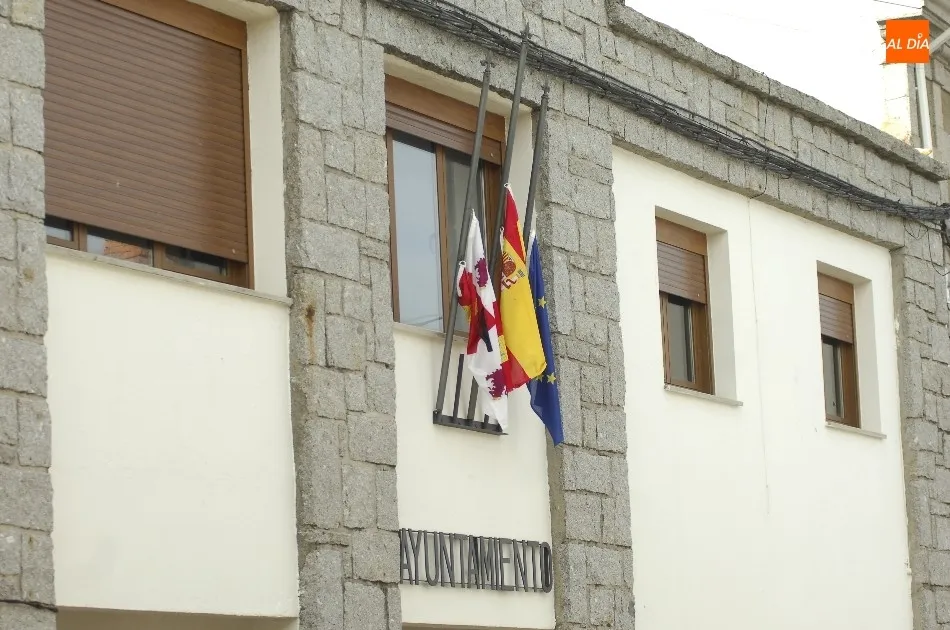Foto 2 - Banderas a media asta en Casillas, donde empiezan a llegar las muestras de cari&ntilde;o  