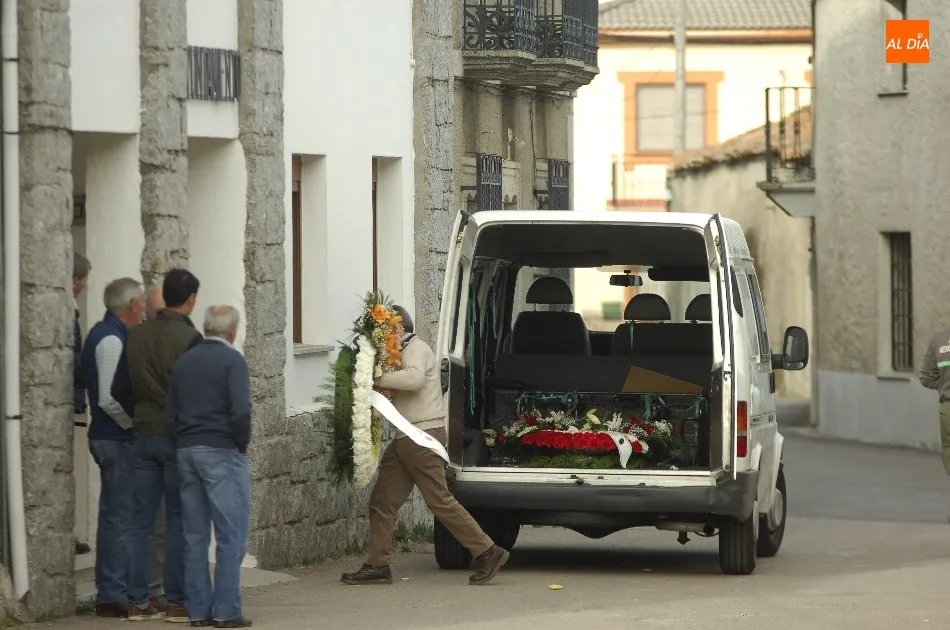 Foto 4 - Banderas a media asta en Casillas, donde empiezan a llegar las muestras de cari&ntilde;o  