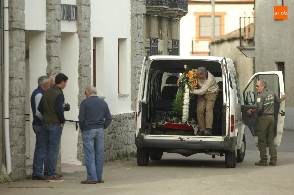 Foto 3 - Banderas a media asta en Casillas, donde empiezan a llegar las muestras de cari&ntilde;o  