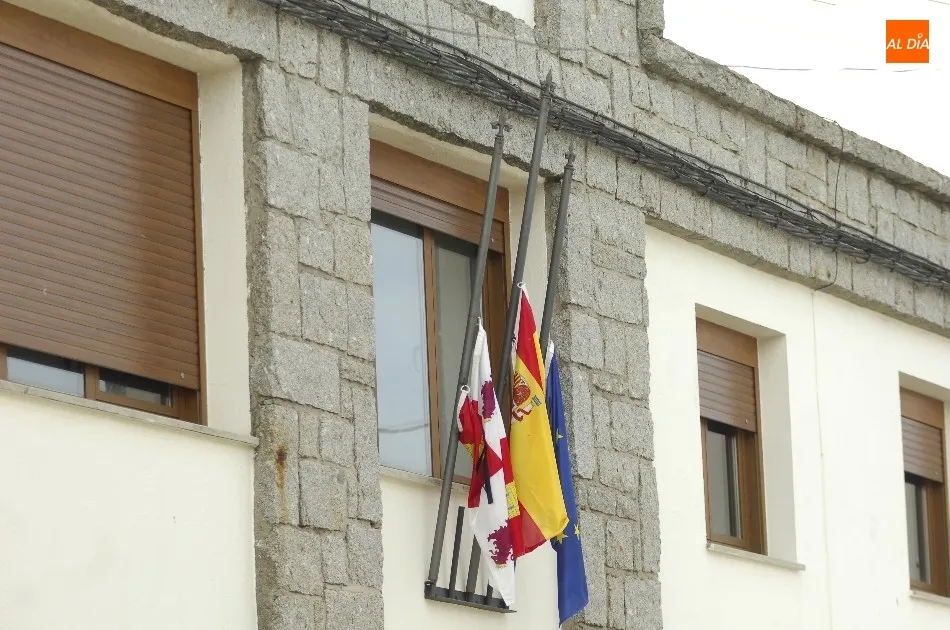 Foto 7 - Banderas a media asta en Casillas, donde empiezan a llegar las muestras de cari&ntilde;o  
