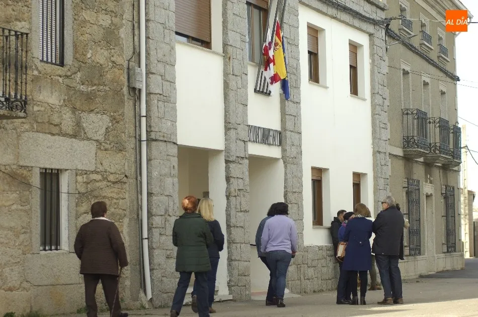 Foto 5 - Banderas a media asta en Casillas, donde empiezan a llegar las muestras de cari&ntilde;o  