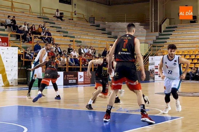 Foto 5 - La Antigua CB Tormes arranca con fuerza su camino hacia la salvaci&oacute;n (77-72)