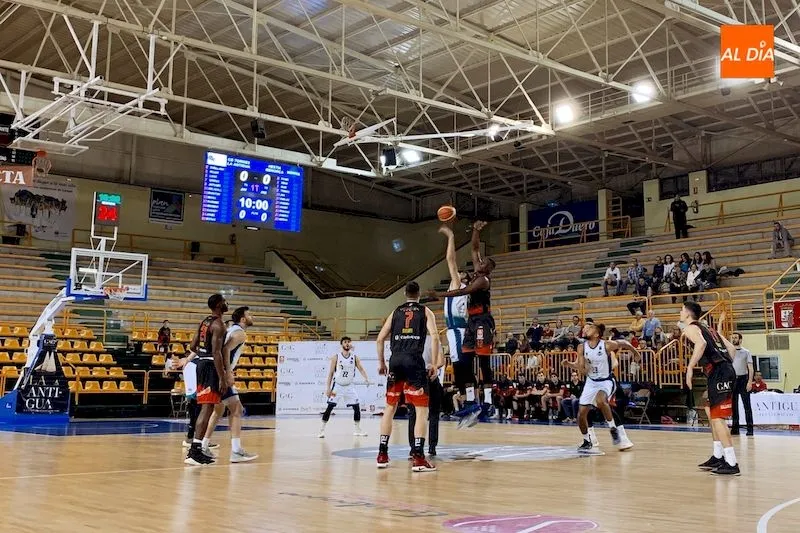 Foto 4 - La Antigua CB Tormes arranca con fuerza su camino hacia la salvaci&oacute;n (77-72)