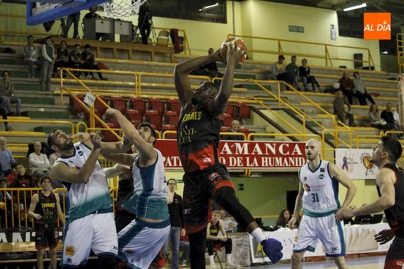 Foto 3 - La Antigua CB Tormes arranca con fuerza su camino hacia la salvaci&oacute;n (77-72)