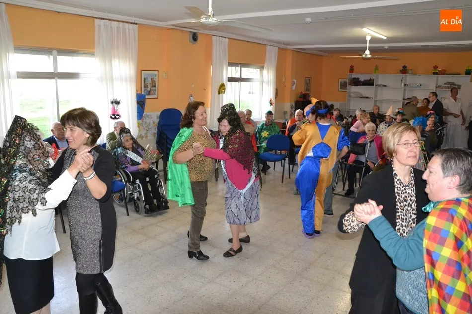 Foto 7 - Tarde de fiesta en la Residencia Mixta con el preg&oacute;n de Miriam S&aacute;nchez y la m&uacute;sica de AlRojo  