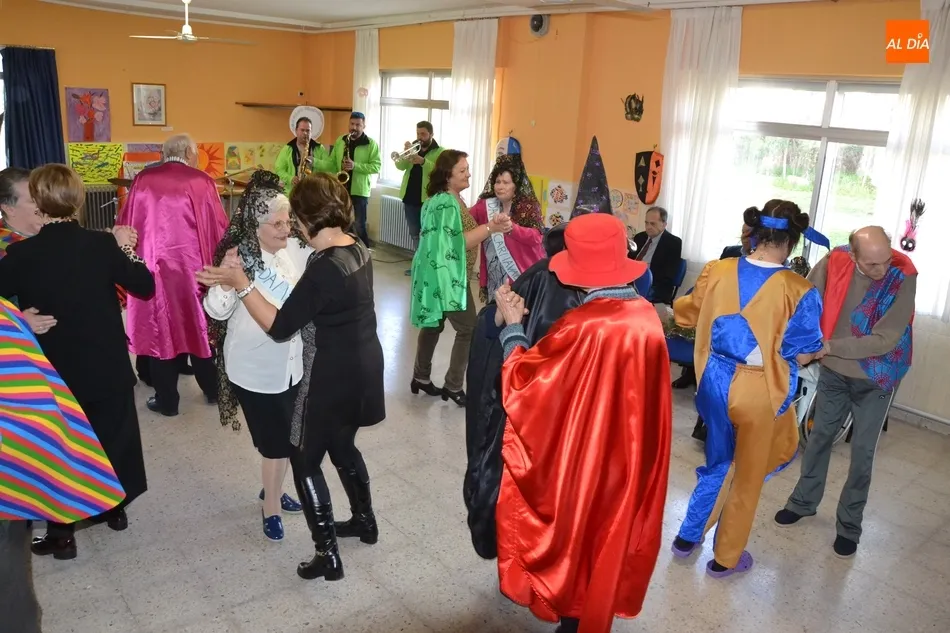 Foto 5 - Tarde de fiesta en la Residencia Mixta con el preg&oacute;n de Miriam S&aacute;nchez y la m&uacute;sica de AlRojo  