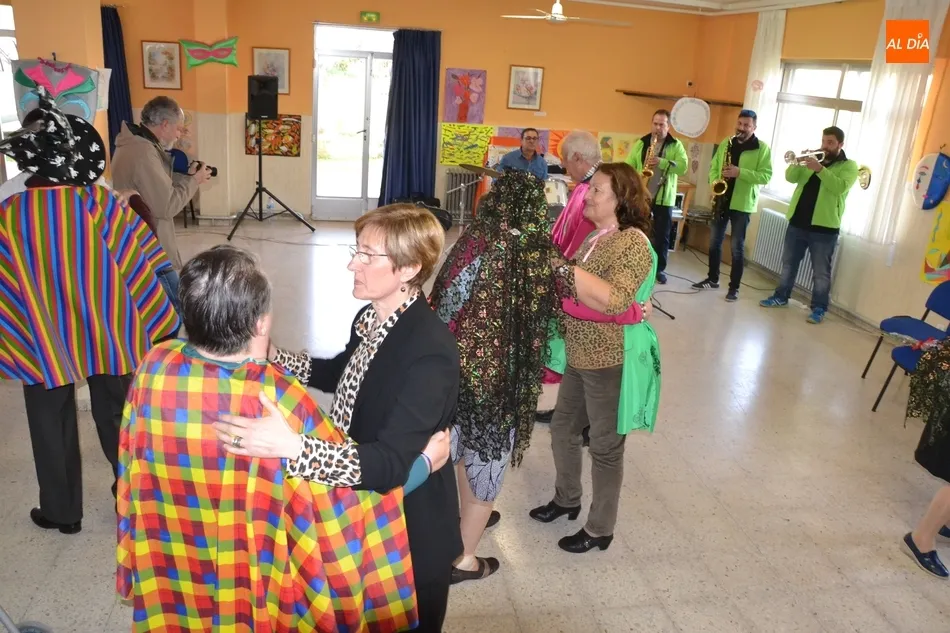 Foto 3 - Tarde de fiesta en la Residencia Mixta con el preg&oacute;n de Miriam S&aacute;nchez y la m&uacute;sica de AlRojo  