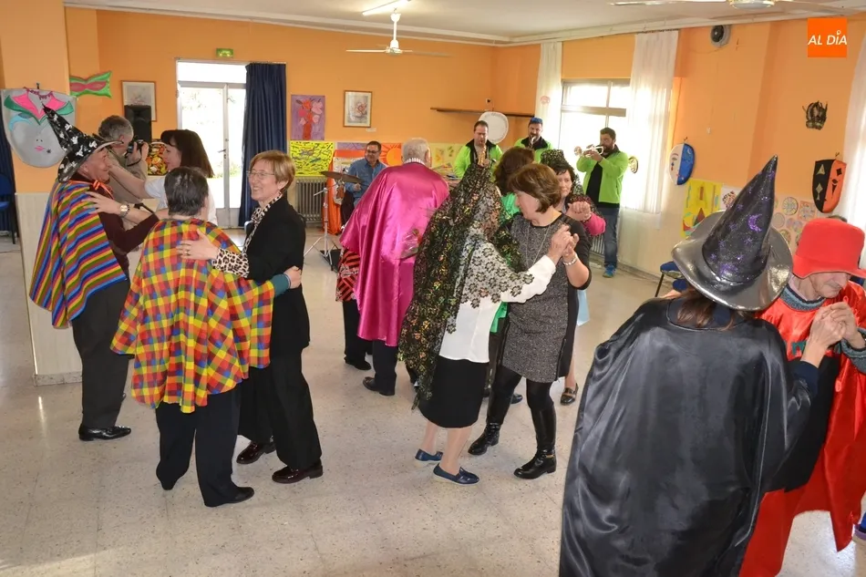 Foto 4 - Tarde de fiesta en la Residencia Mixta con el preg&oacute;n de Miriam S&aacute;nchez y la m&uacute;sica de AlRojo  