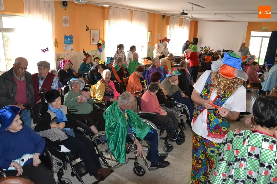 Foto 2 - Tarde de fiesta en la Residencia Mixta con el preg&oacute;n de Miriam S&aacute;nchez y la m&uacute;sica de AlRojo  
