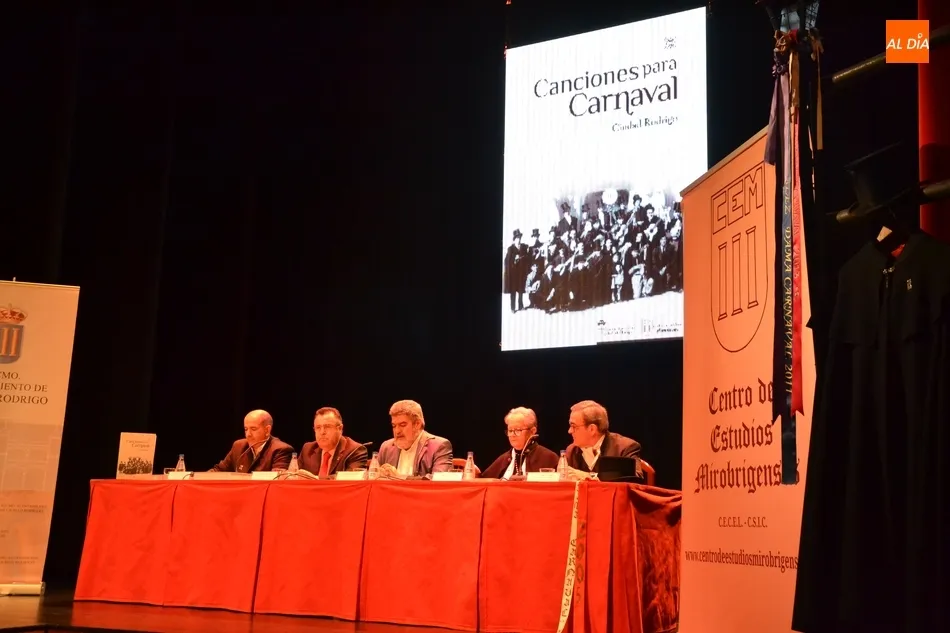 Presentado el 2º volumen de la historia de las murgas con la Rondalla III Columnas como...