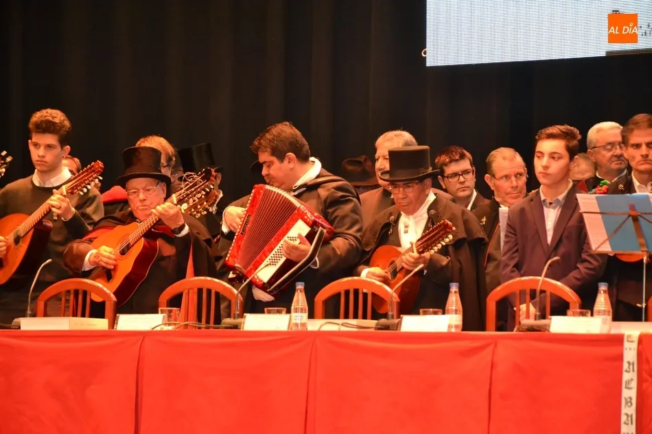 Foto 9 - Presentado el 2&ordm; volumen de la historia de las murgas con la Rondalla III Columnas como...