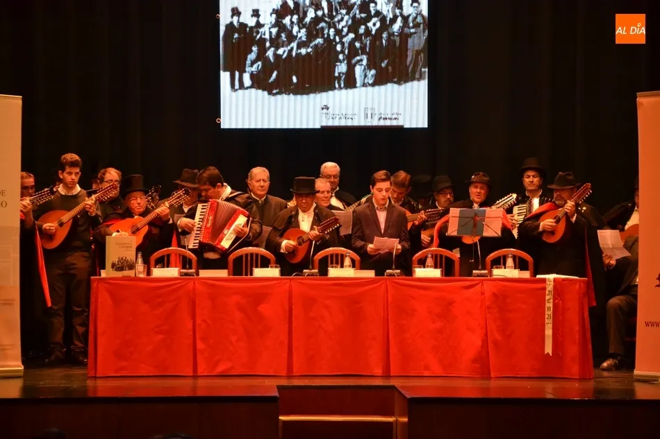 Foto 7 - Presentado el 2&ordm; volumen de la historia de las murgas con la Rondalla III Columnas como...