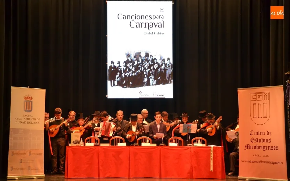 Foto 8 - Presentado el 2&ordm; volumen de la historia de las murgas con la Rondalla III Columnas como...