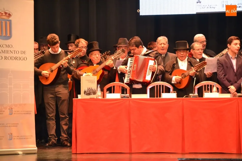 Foto 5 - Presentado el 2&ordm; volumen de la historia de las murgas con la Rondalla III Columnas como...