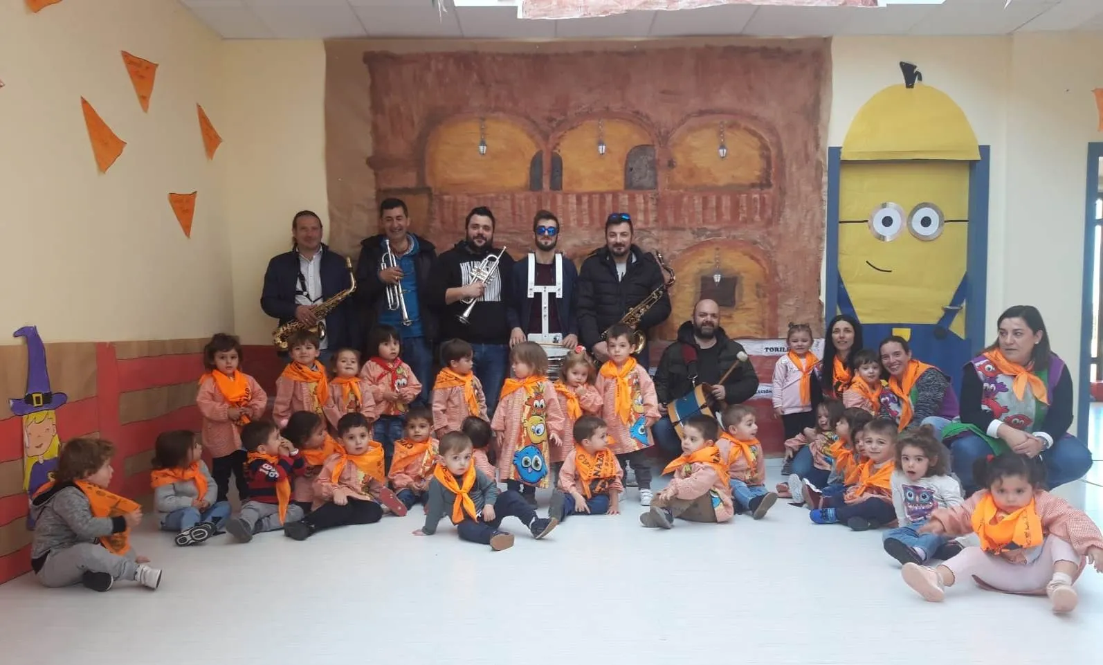 Los alumnos de la Escuela Infantil bailan al ritmo de las charangas  