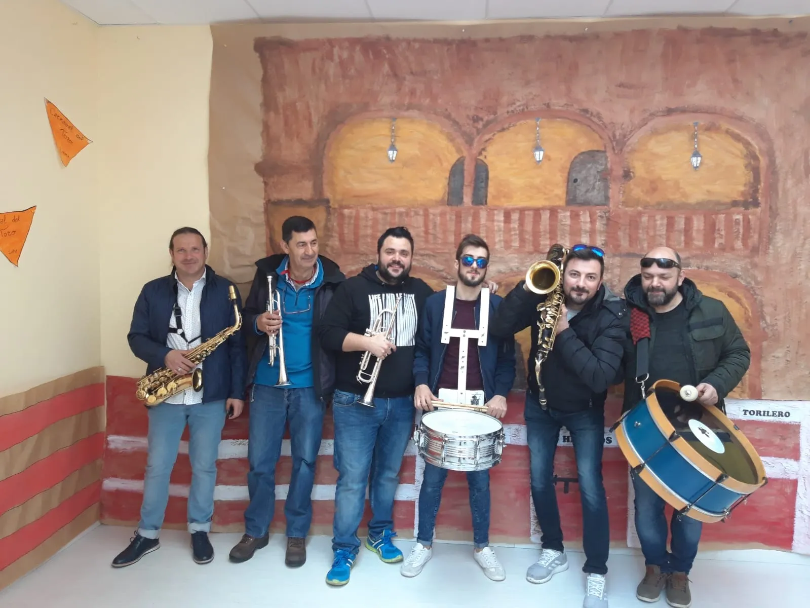 Foto 7 - Los alumnos de la Escuela Infantil bailan al ritmo de las charangas  