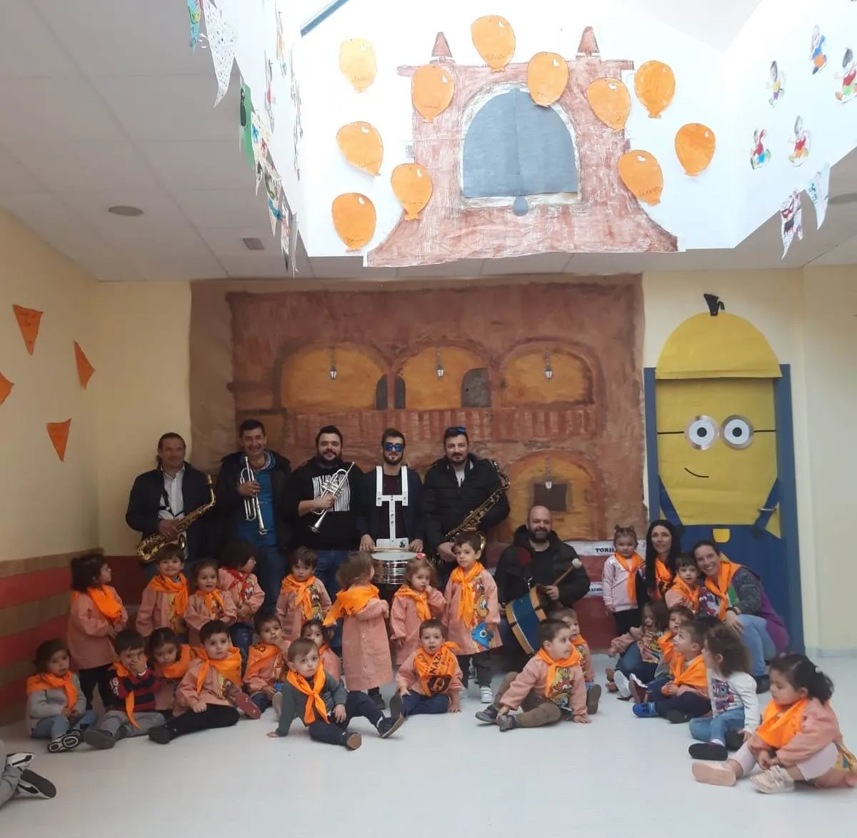Foto 6 - Los alumnos de la Escuela Infantil bailan al ritmo de las charangas  