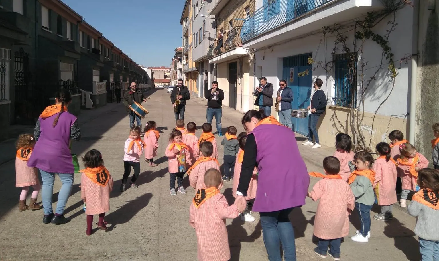 Foto 9 - Los alumnos de la Escuela Infantil bailan al ritmo de las charangas  