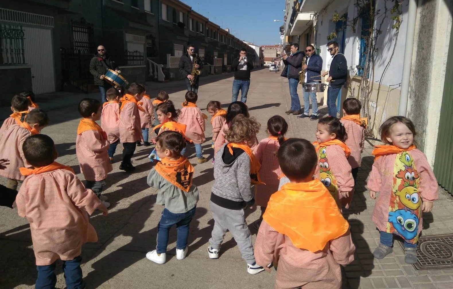 Foto 10 - Los alumnos de la Escuela Infantil bailan al ritmo de las charangas  