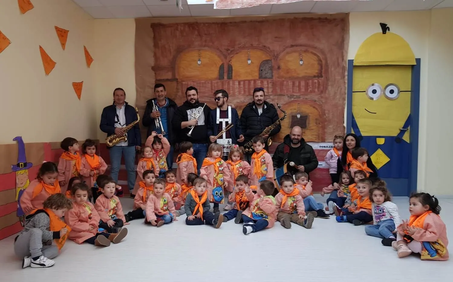 Foto 3 - Los alumnos de la Escuela Infantil bailan al ritmo de las charangas  