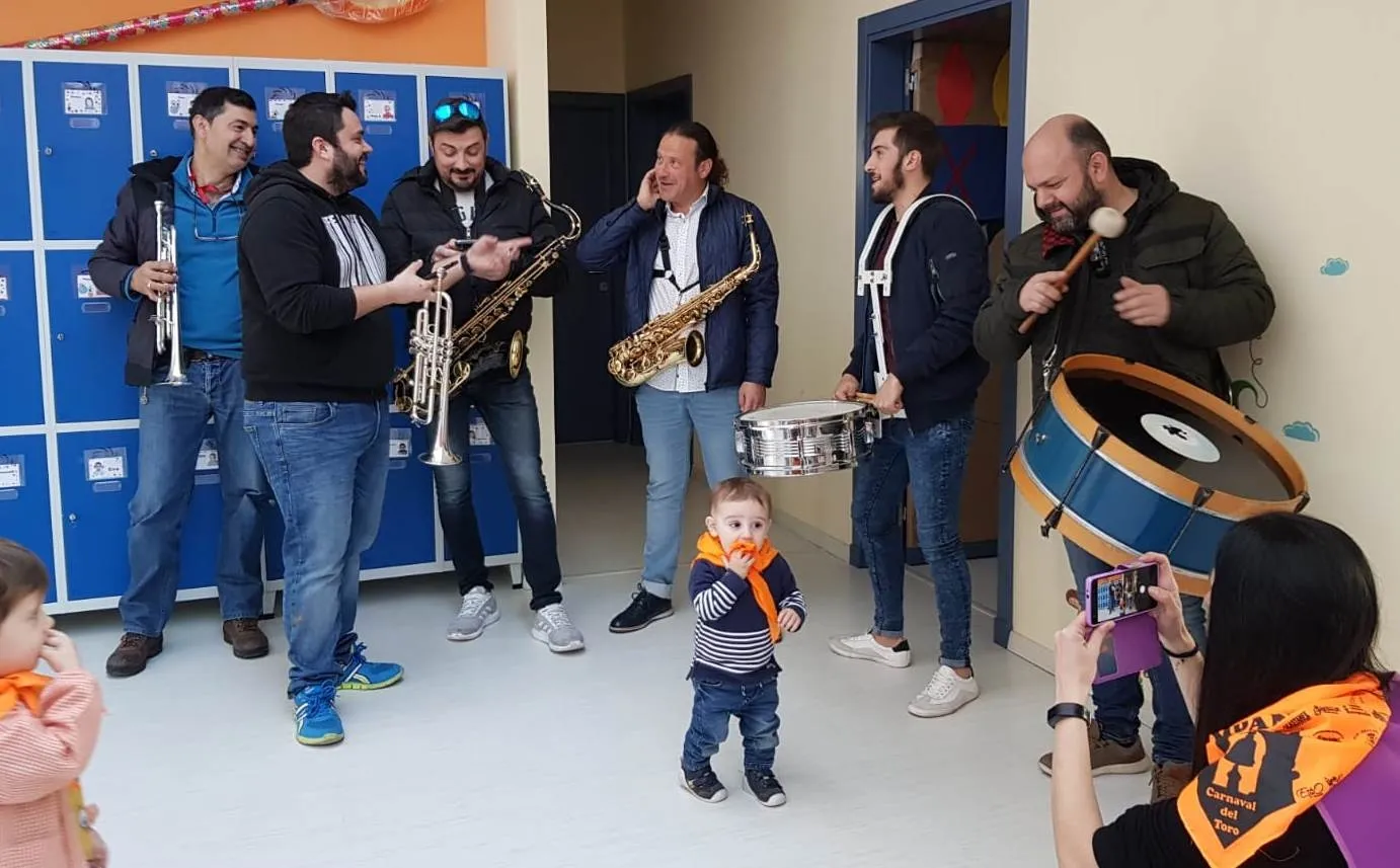 Foto 4 - Los alumnos de la Escuela Infantil bailan al ritmo de las charangas  