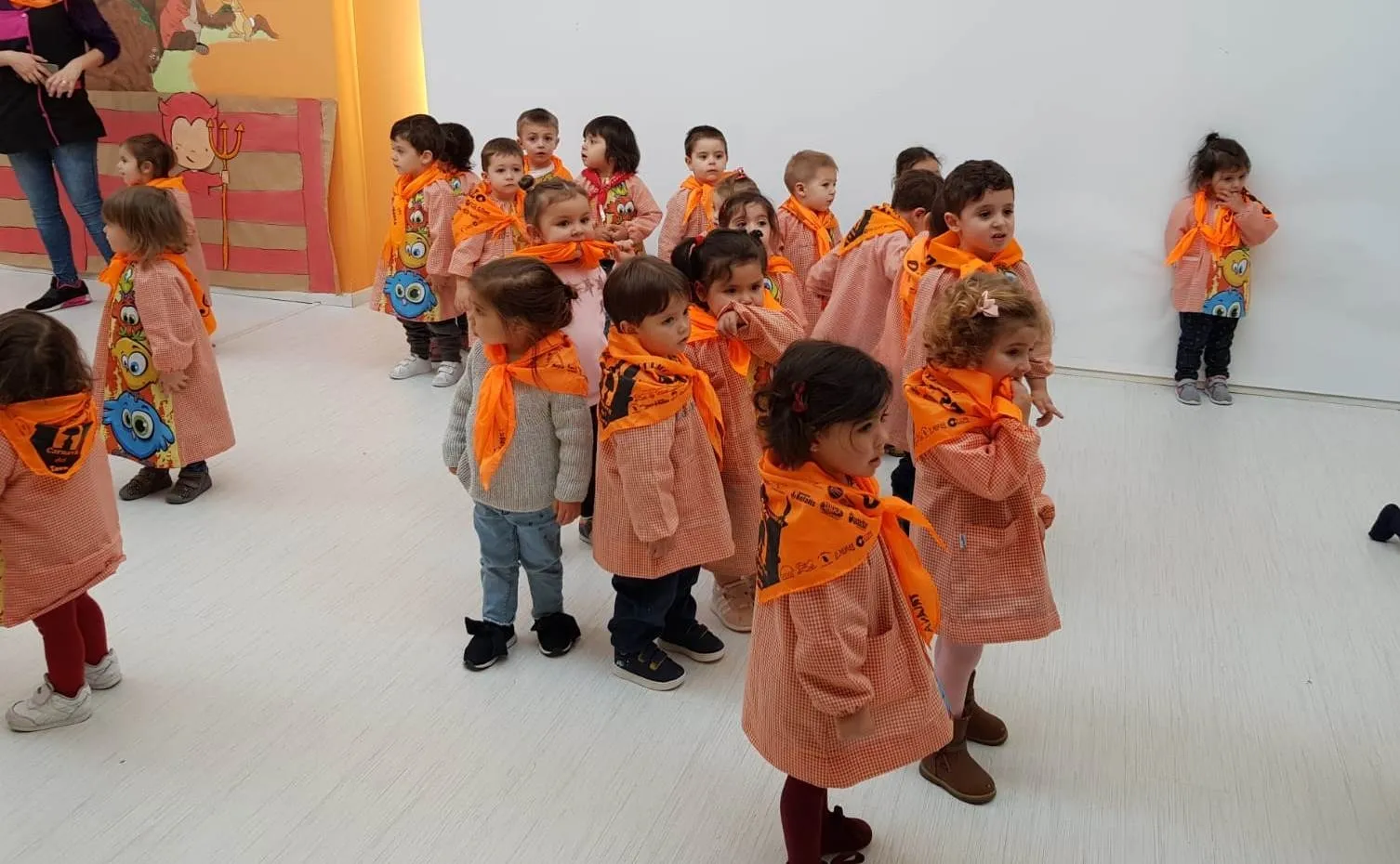 Foto 5 - Los alumnos de la Escuela Infantil bailan al ritmo de las charangas  