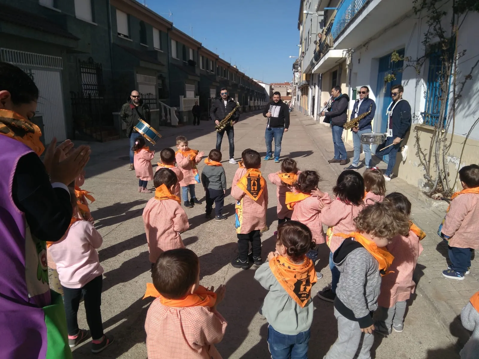 Foto 8 - Los alumnos de la Escuela Infantil bailan al ritmo de las charangas  
