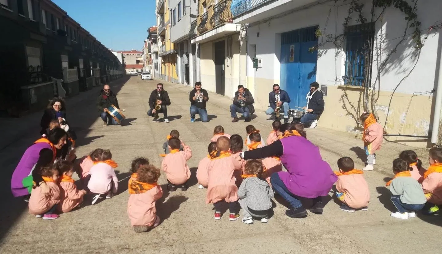 Foto 2 - Los alumnos de la Escuela Infantil bailan al ritmo de las charangas  