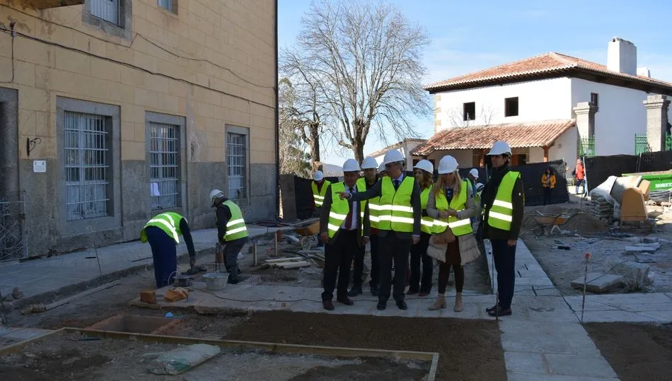 Obras en el jardín de entrada al palacete de El Bosque