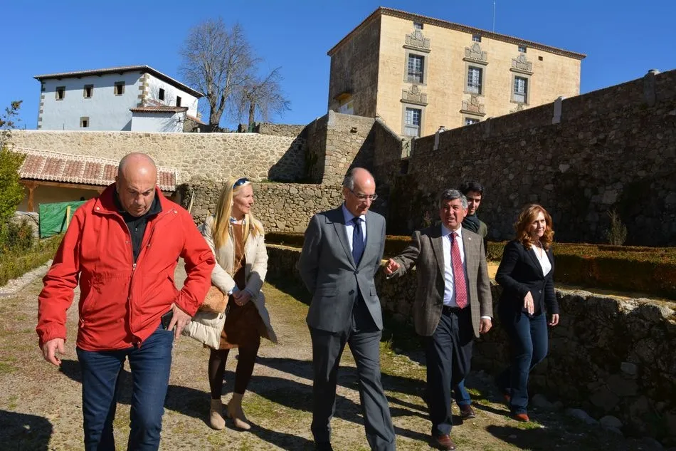 Foto 2 - El Presidente de la Diputaci&oacute;n de Salamanca visita las obras de El Bosque  