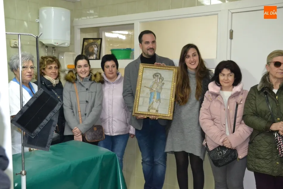 Foto 10 - Trabajadoras del Hospital de la Pasi&oacute;n acercan a la Enfermer&iacute;a de la Plaza la Virgen de la Salud  