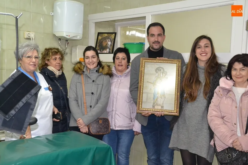 Trabajadoras del Hospital de la Pasión acercan a la Enfermería de la Plaza la Virgen de la Salud  