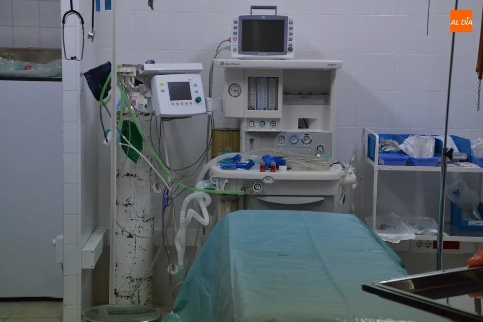 Foto 4 - Trabajadoras del Hospital de la Pasi&oacute;n acercan a la Enfermer&iacute;a de la Plaza la Virgen de la Salud  