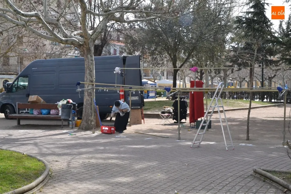 Foto 10 - Llega la arena a la Plaza Mayor entre los &uacute;ltimos preparativos para el Carnaval  