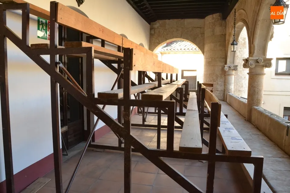 Foto 6 - Llega la arena a la Plaza Mayor entre los &uacute;ltimos preparativos para el Carnaval  