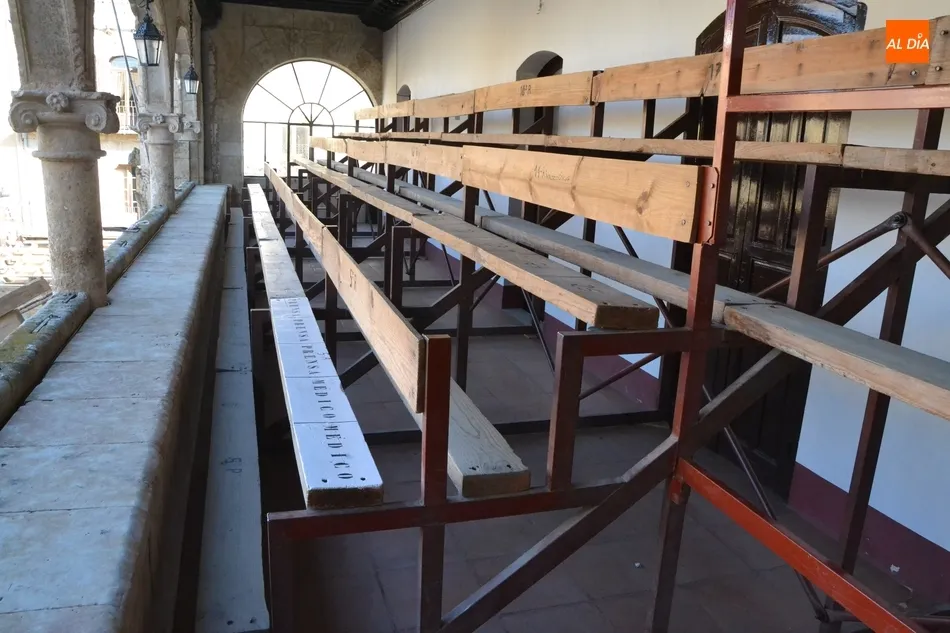 Foto 5 - Llega la arena a la Plaza Mayor entre los &uacute;ltimos preparativos para el Carnaval  