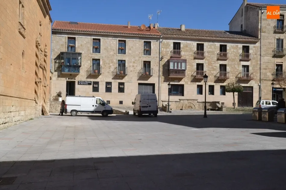 Foto 3 - Llega la arena a la Plaza Mayor entre los &uacute;ltimos preparativos para el Carnaval  