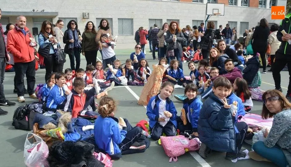 Buen ambiente y solidaridad en el patio del colegio San Estanislao de Kostka. Foto de Lydia González
